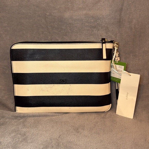 ♠️KATE SPADE♠️Quentin Stripe Wristlet Pouch w/Builtin iPhone Charger/NWT - Picture 3 of 14